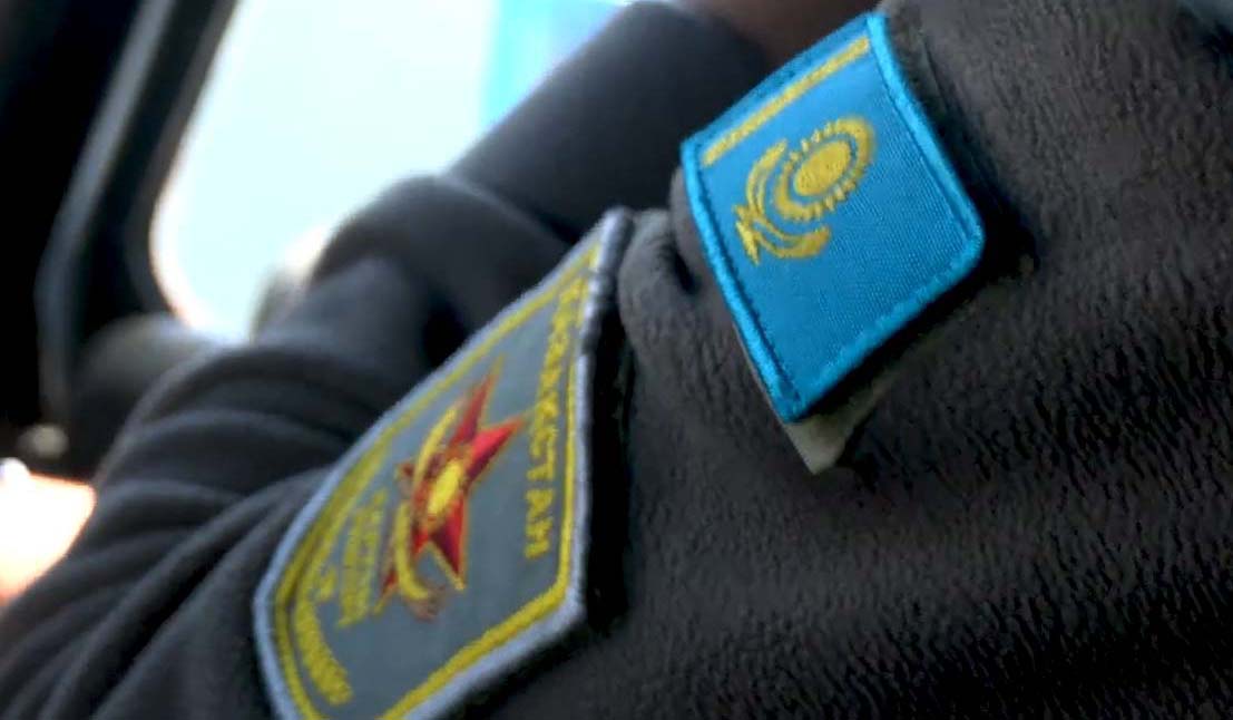 Шеврон на рукаве казахстанского военнослужащего. Кадр из видео на YouTube-канале Минобороны Казахстана